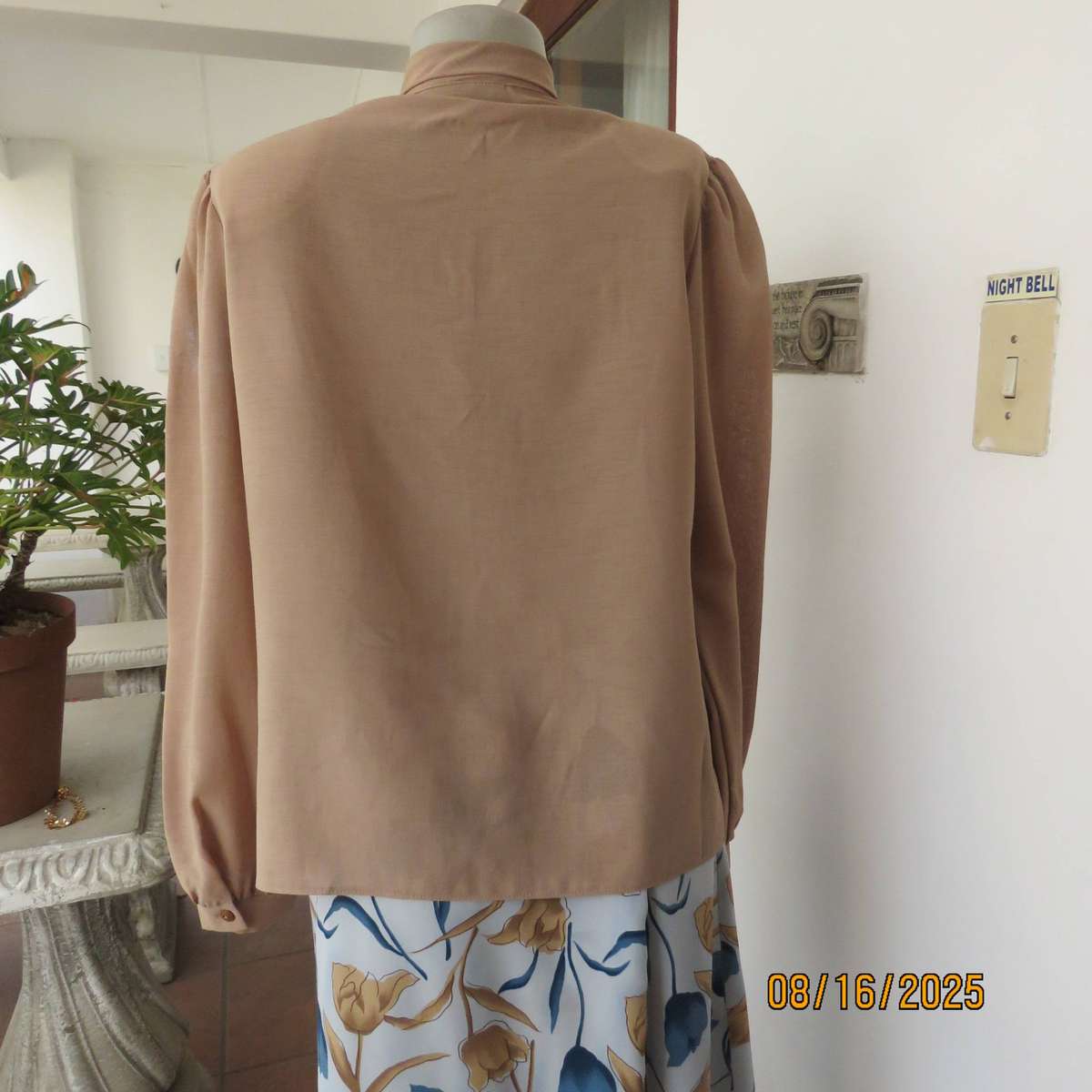 Camel brown vintage button down long sleeve top. Tie collar. Size 42-44