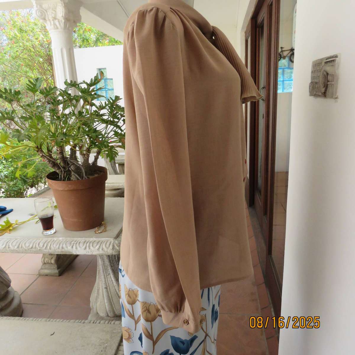 Camel brown vintage button down long sleeve top. Tie collar. Size 42-44