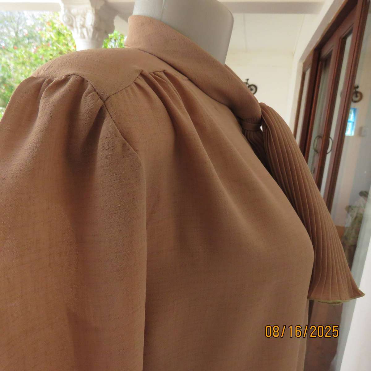 Camel brown vintage button down long sleeve top. Tie collar. Size 42-44