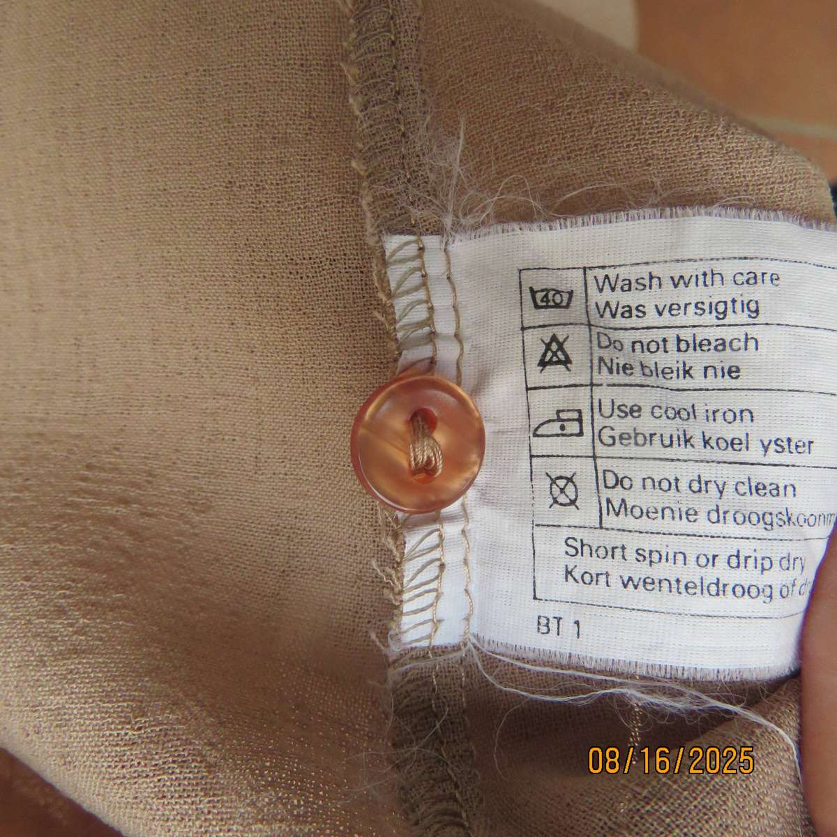 Camel brown vintage button down long sleeve top. Tie collar. Size 42-44