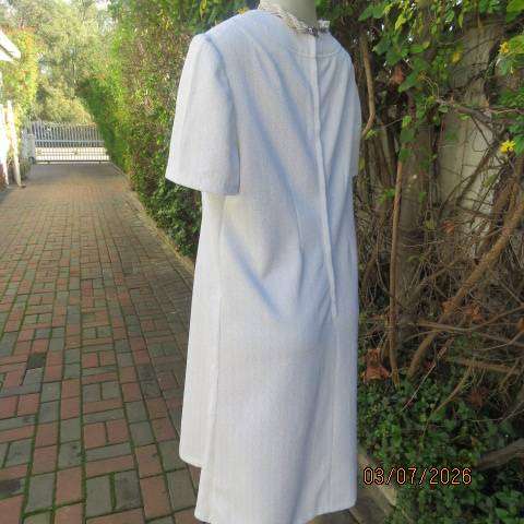 Vintage white and silver lurex crimplene shift dress size 40 with long zip at back
