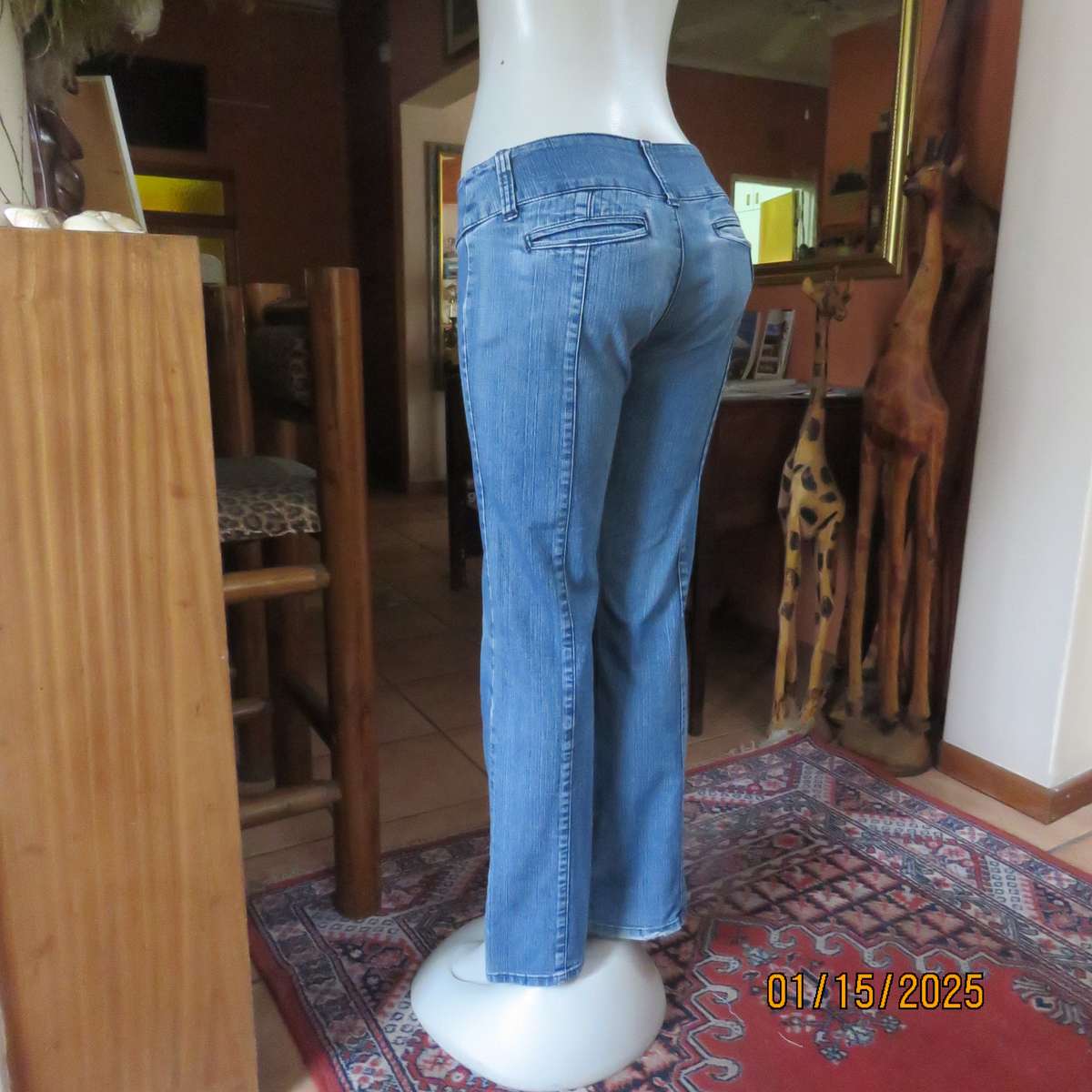 Blue denim RT jeans in stretch cotton. Back pockets. Side zip. Size 33. Straight legs.