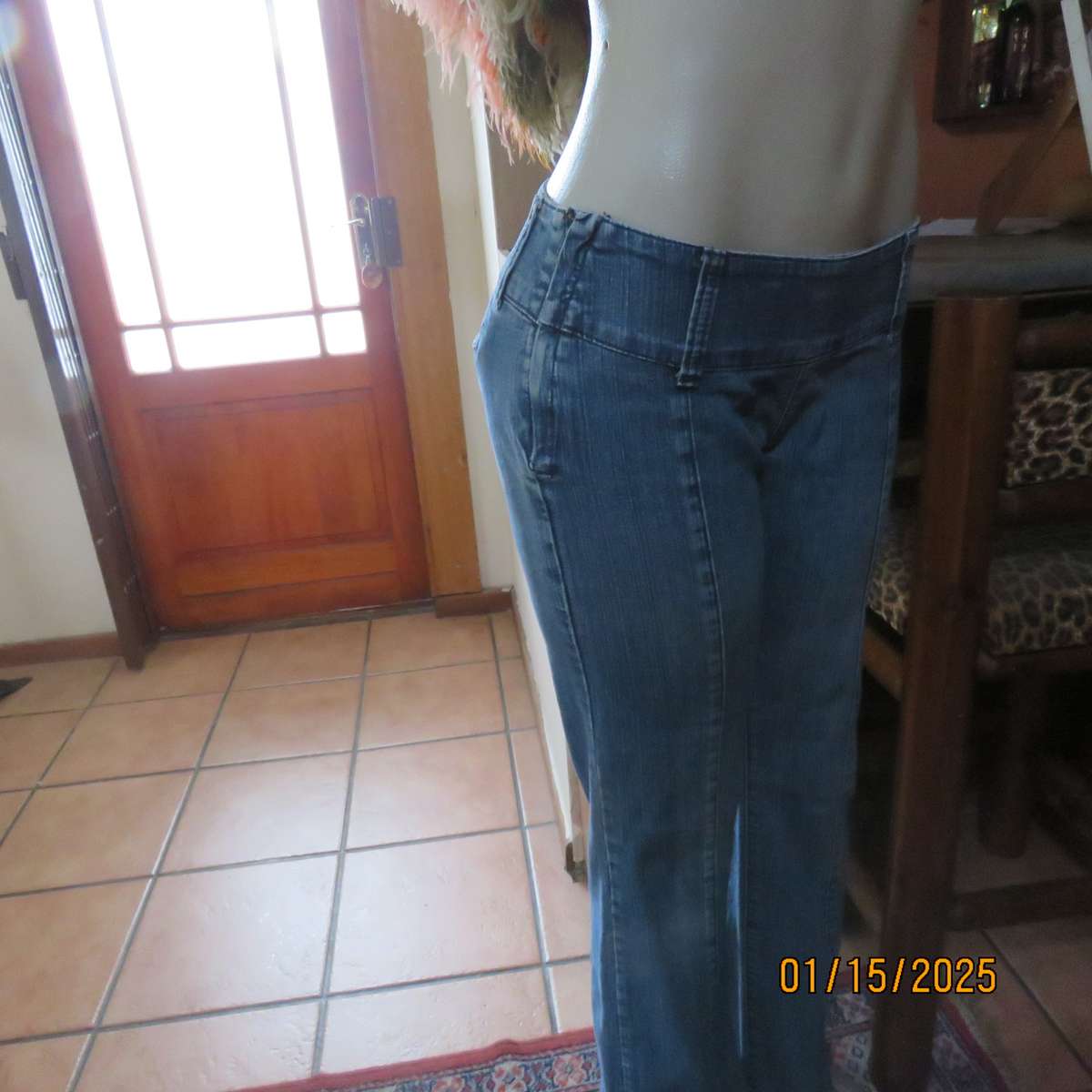 Blue denim RT jeans in stretch cotton. Back pockets. Side zip. Size 33. Straight legs.