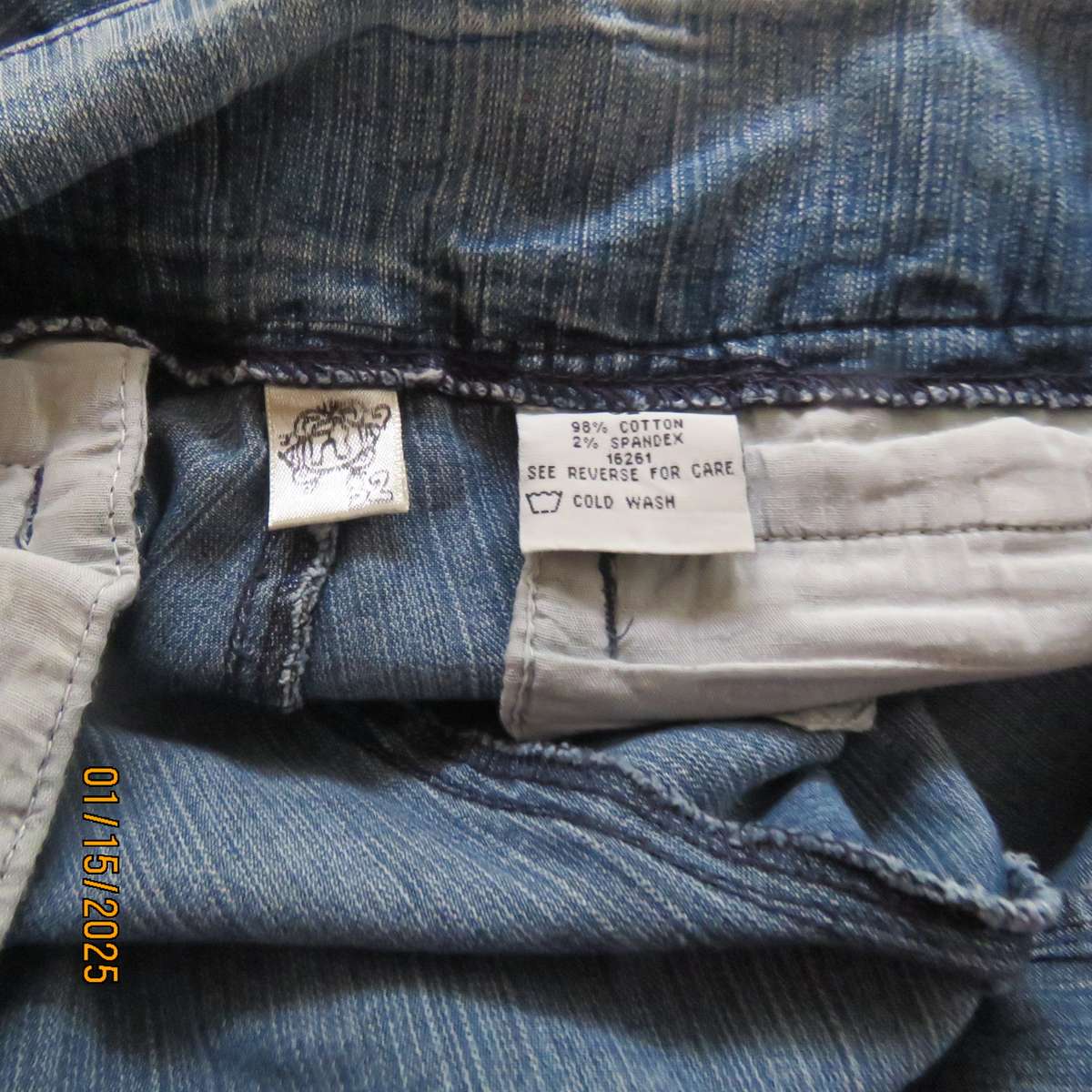 Blue denim RT jeans in stretch cotton. Back pockets. Side zip. Size 33. Straight legs.