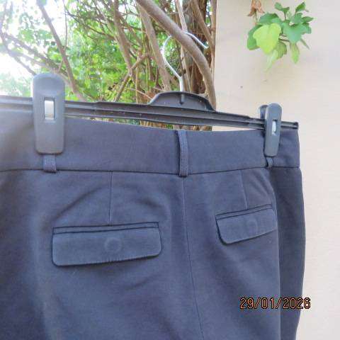BANANA Republic dark grey cotton-modal stretch straight leg pants. Size 30