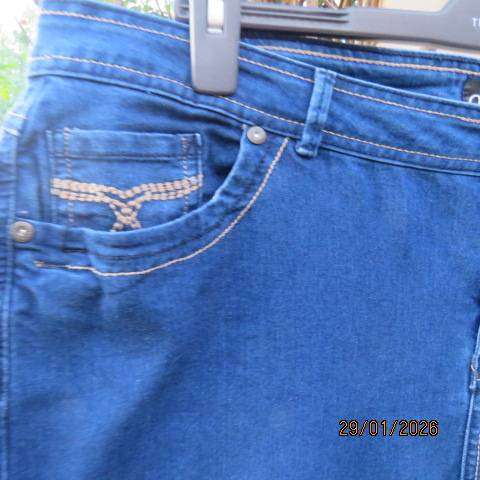 DONNA blue denim ankle  jeans in polycotton stretch with pockets back-front. Size 44