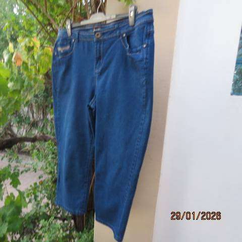 DONNA blue denim ankle  jeans in polycotton stretch with pockets back-front. Size 44