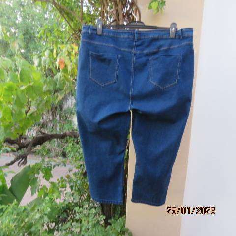 DONNA blue denim ankle  jeans in polycotton stretch with pockets back-front. Size 44