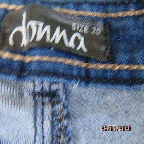 DONNA blue denim ankle  jeans in polycotton stretch with pockets back-front. Size 44