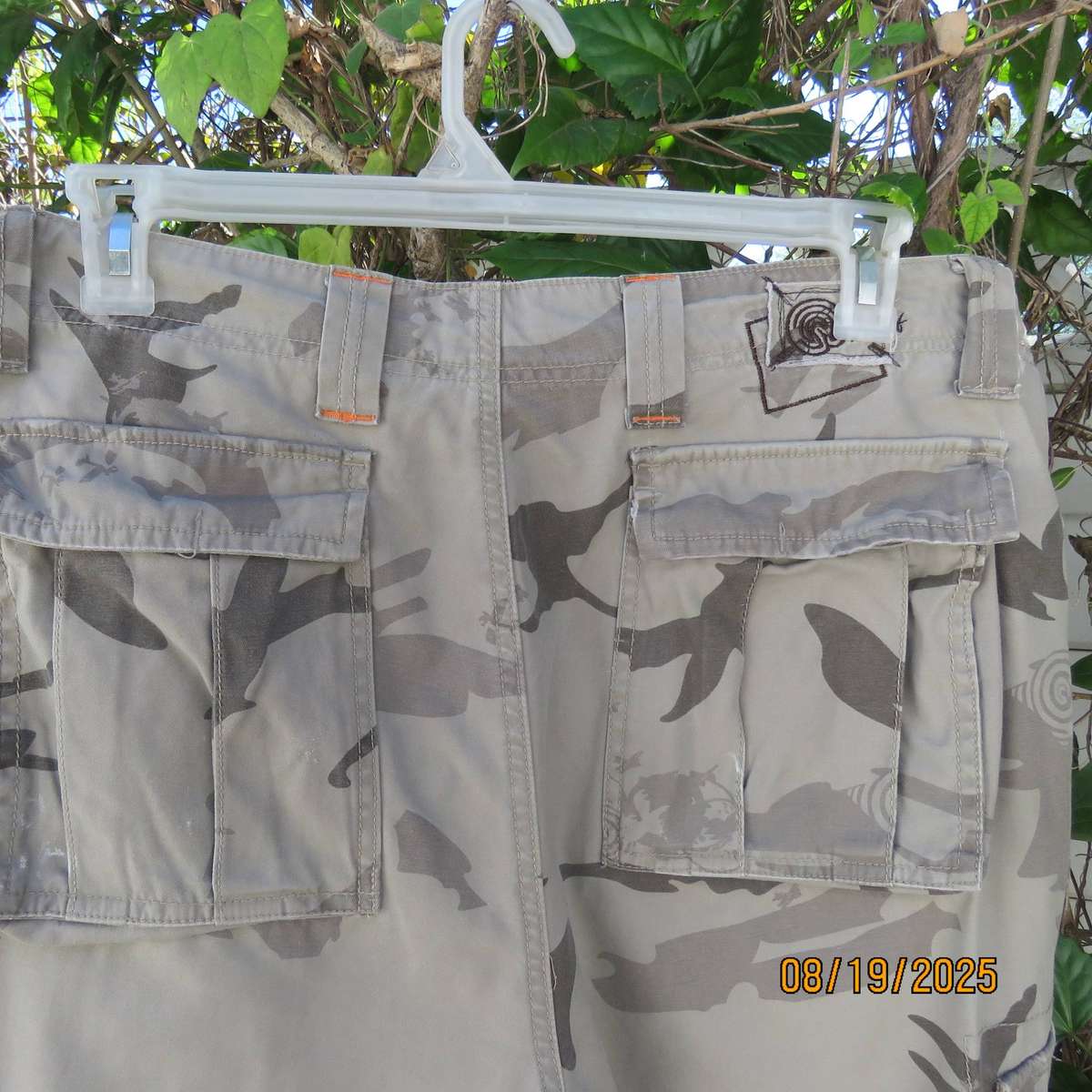 RED cotton camo knee length pants size 38. With bellow pockets.