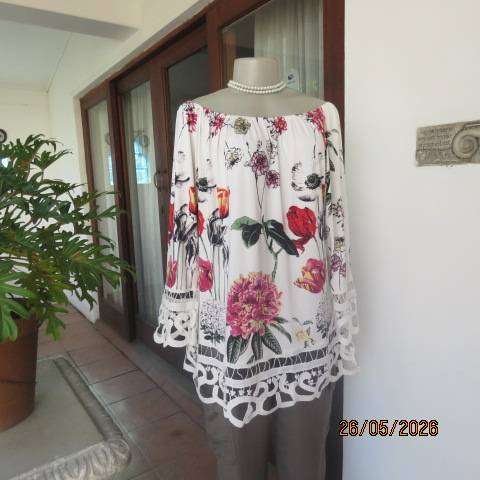 QUEENSPARK smart white stretch polyester top with bold crimson-red tulips, size 42