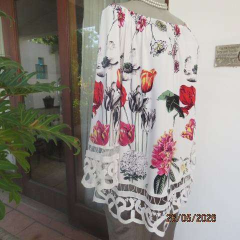 QUEENSPARK smart white stretch polyester top with bold crimson-red tulips, size 42