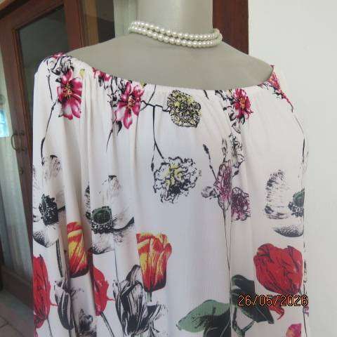 QUEENSPARK smart white stretch polyester top with bold crimson-red tulips, size 42