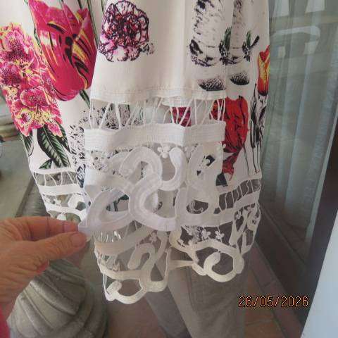 QUEENSPARK smart white stretch polyester top with bold crimson-red tulips, size 42