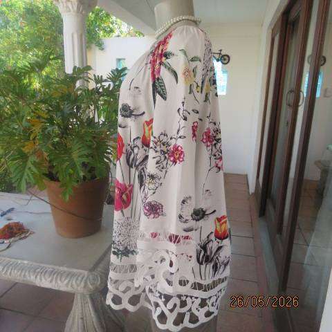 QUEENSPARK smart white stretch polyester top with bold crimson-red tulips, size 42