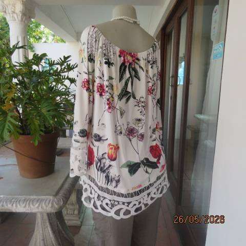 QUEENSPARK smart white stretch polyester top with bold crimson-red tulips, size 42