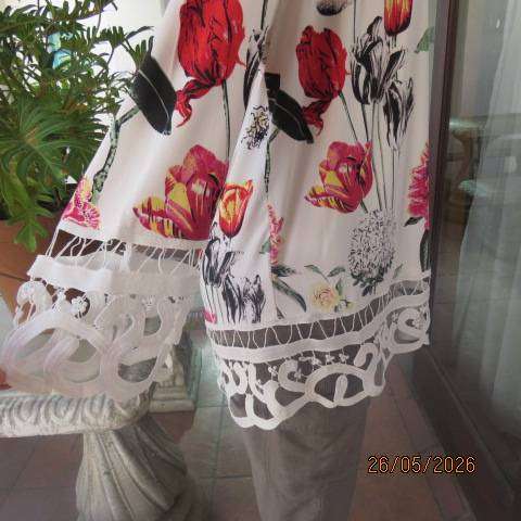 QUEENSPARK smart white stretch polyester top with bold crimson-red tulips, size 42