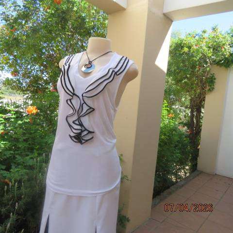 KELSO sleeveless white stretch viscose slip-over top with V neckline and triple frills, size 38
