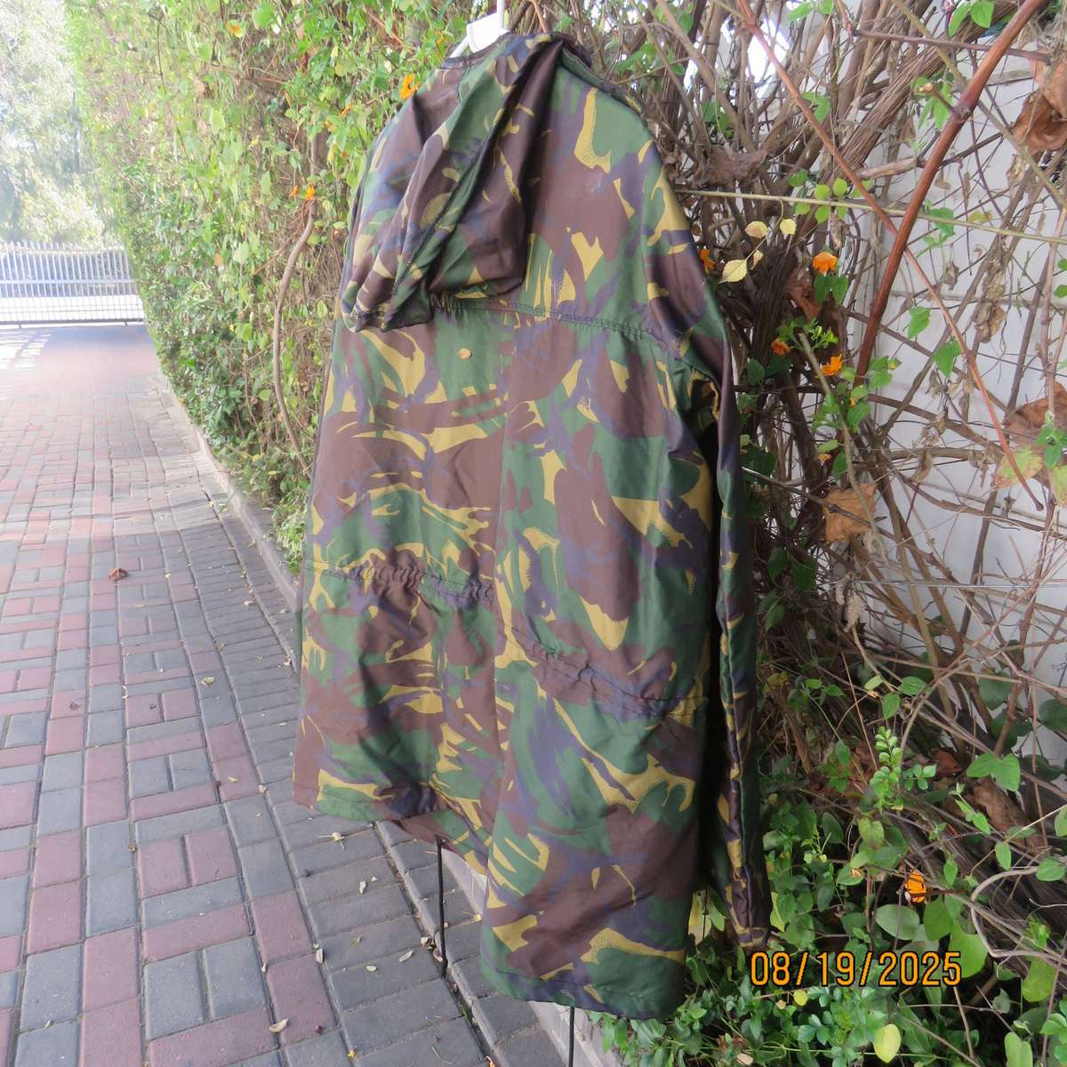 ARMY Co long camo rain jacket with hood and drawstrings. Size 3XL.
