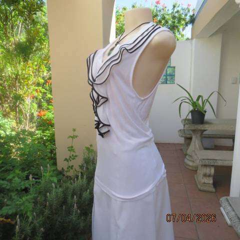 KELSO sleeveless white stretch viscose slip-over top with V neckline and triple frills, size 38