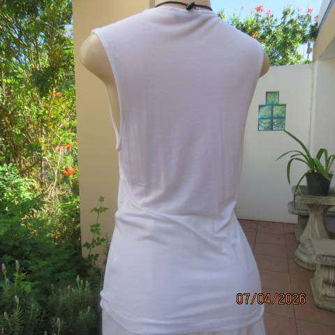 KELSO sleeveless white stretch viscose slip-over top with V neckline and triple frills, size 38