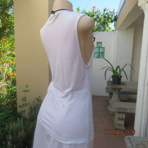 KELSO sleeveless white stretch viscose slip-over top with V neckline and triple frills, size 38