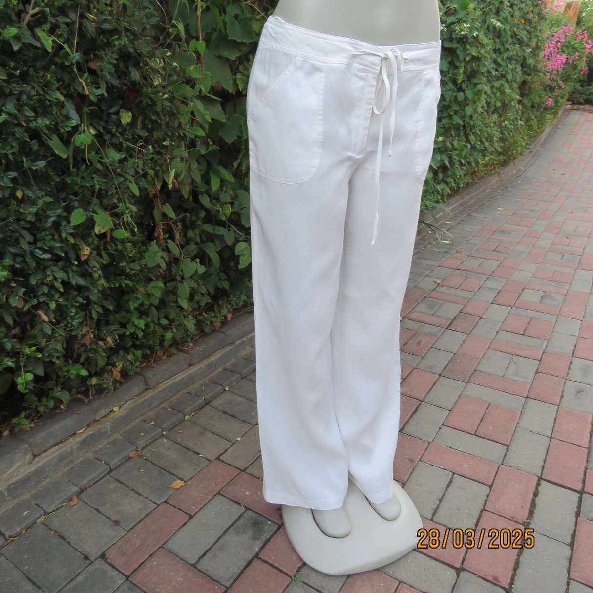 FOSHINI 100% linen white straight legged pants. Size 36. Front pockets