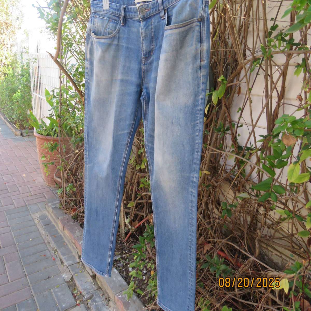 BILLABONG blue denim stretch polycotton jeans size 40 worn by lady.