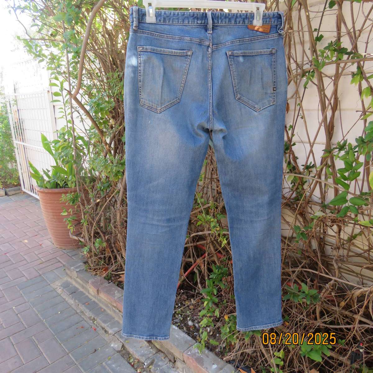 BILLABONG blue denim stretch polycotton jeans size 40 worn by lady.