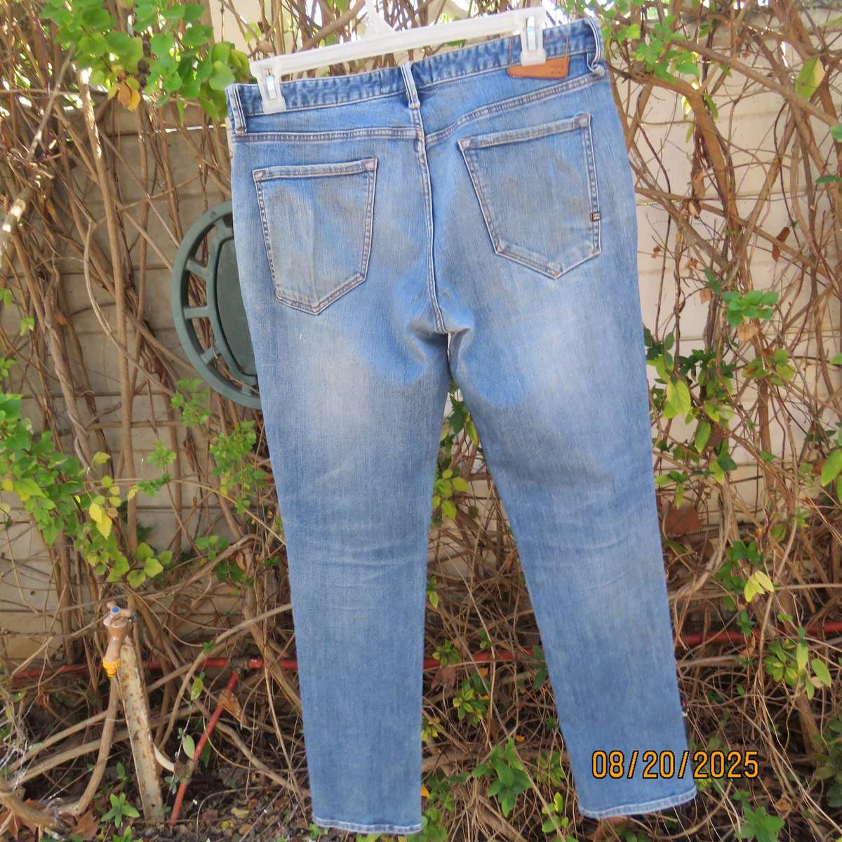 BILLABONG blue denim stretch polycotton jeans size 40 worn by lady.