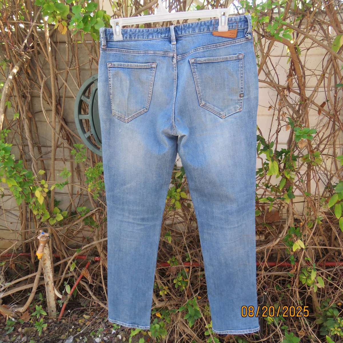 BILLABONG blue denim stretch polycotton jeans size 40 worn by lady.