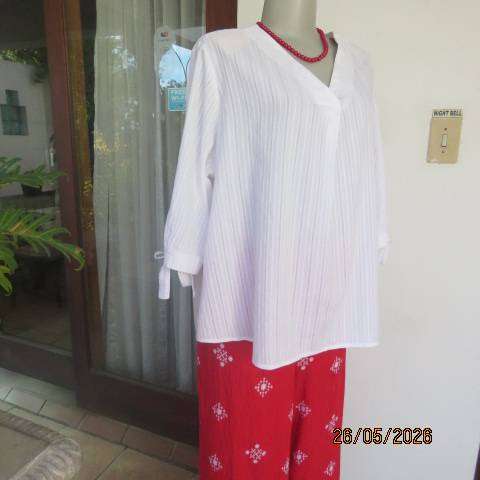 Miladys snow white slip-over cotton top with vertical embossed stripes, size 42
