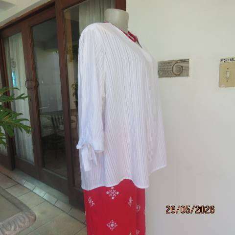 Miladys snow white slip-over cotton top with vertical embossed stripes, size 42