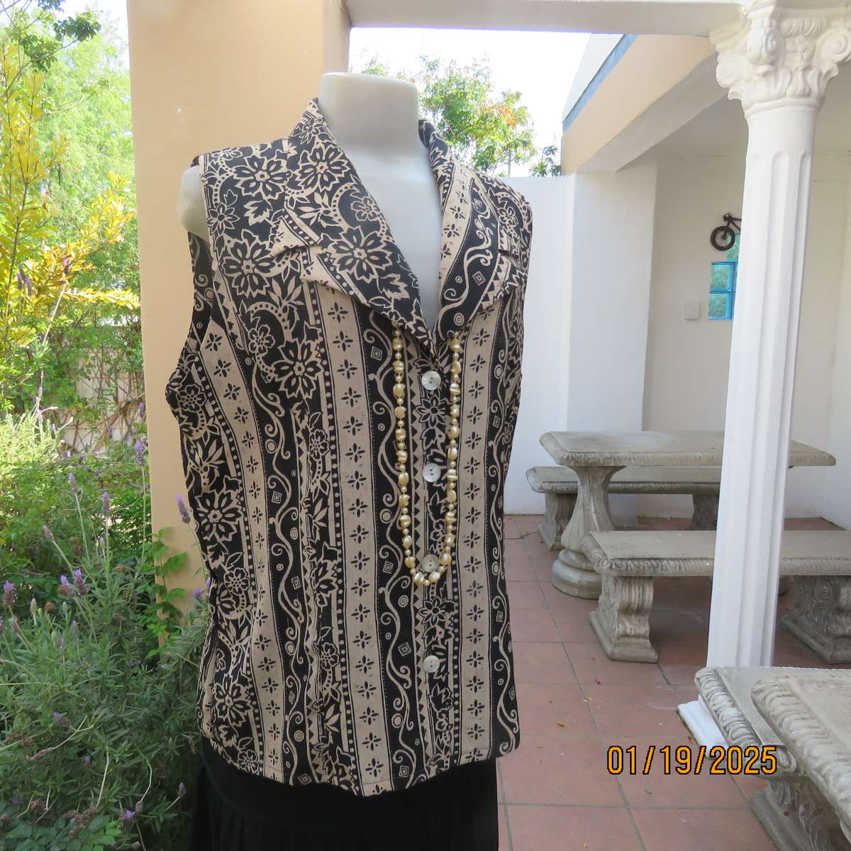 PRINCESS DI sleeveless crinkled polyester top in cream-black pattern stripes. Sizes 42. Button down.