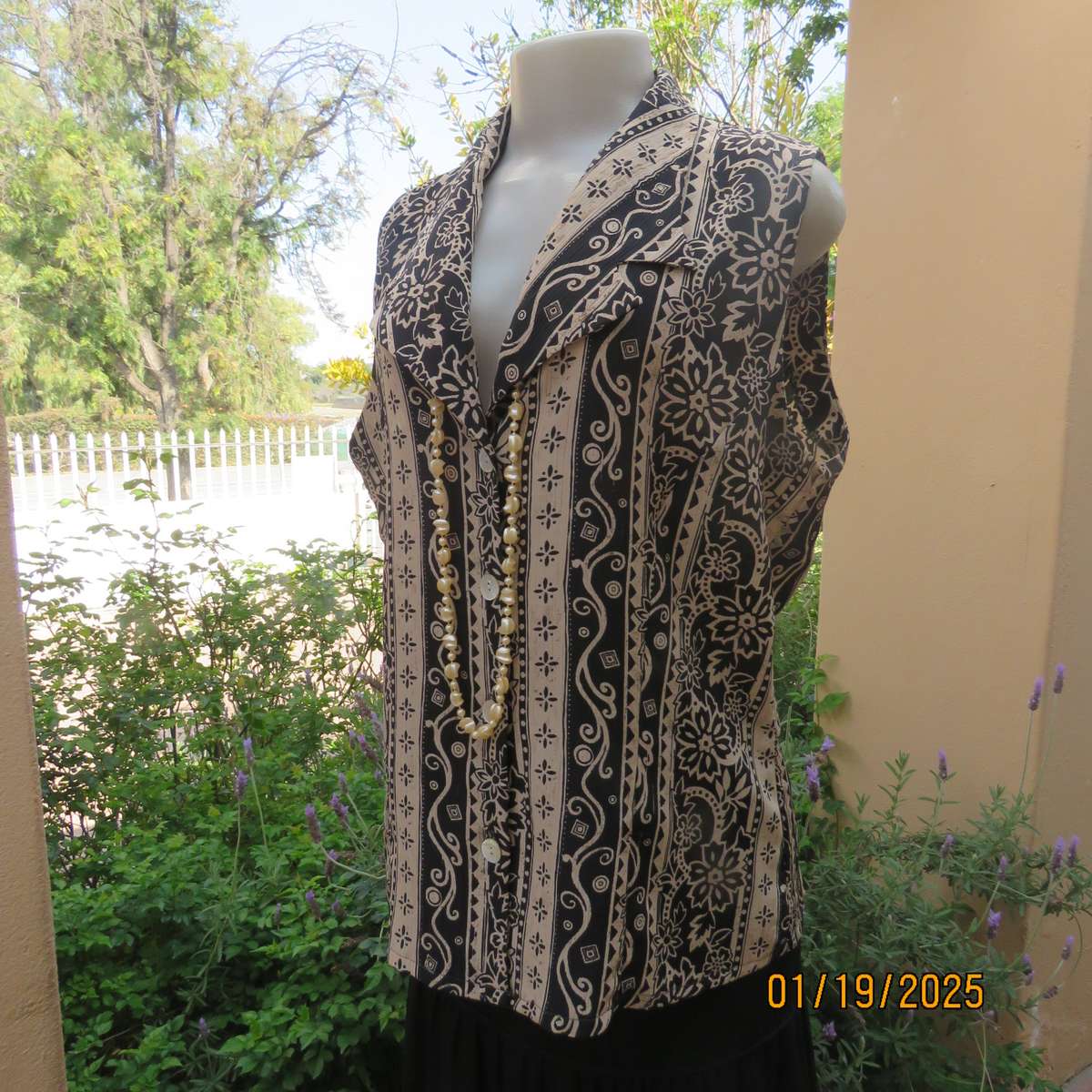 PRINCESS DI sleeveless crinkled polyester top in cream-black pattern stripes. Sizes 42. Button down.