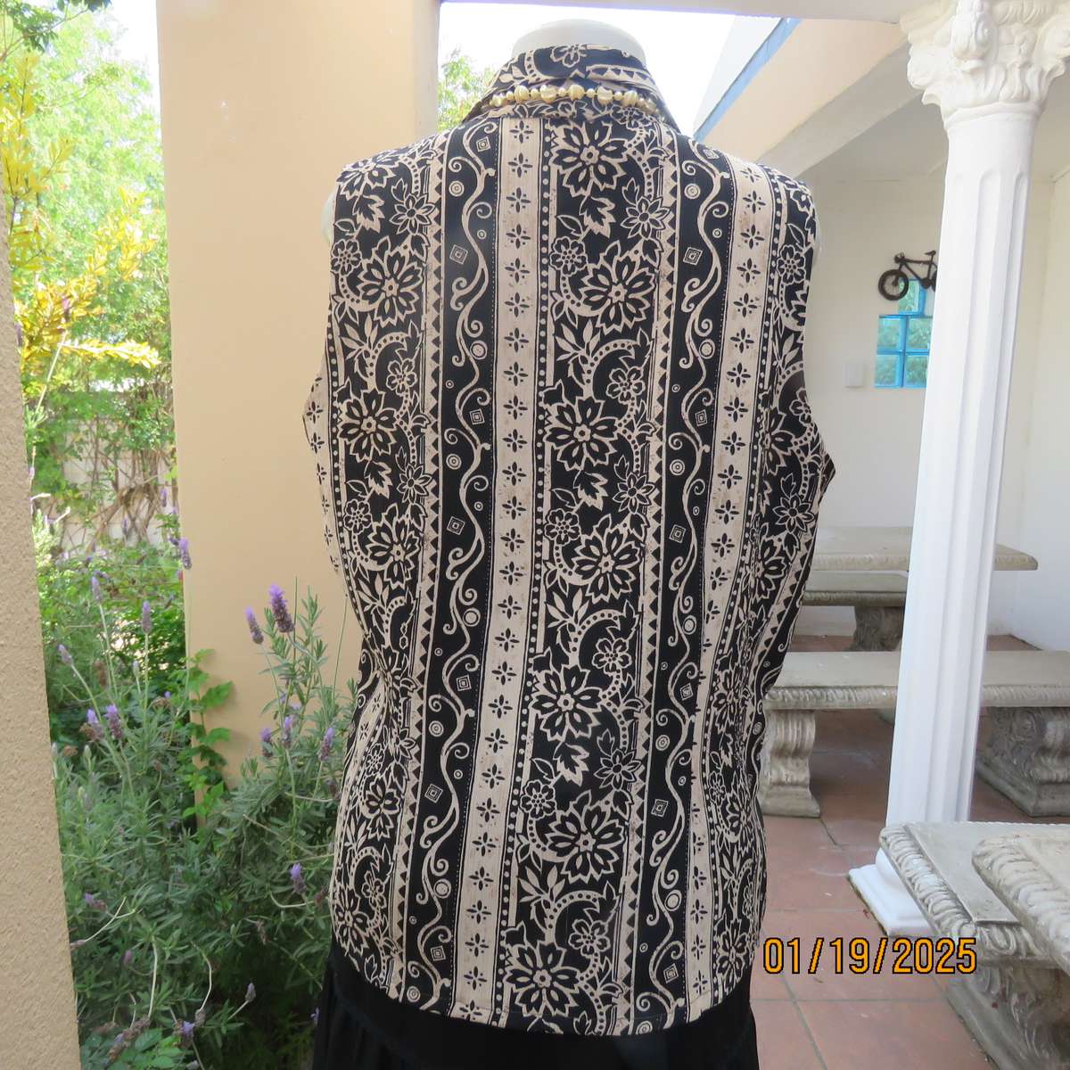 PRINCESS DI sleeveless crinkled polyester top in cream-black pattern stripes. Sizes 42. Button down.