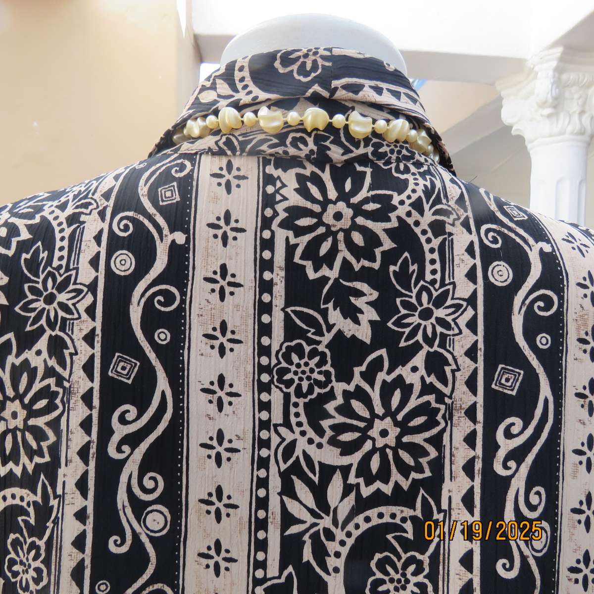 PRINCESS DI sleeveless crinkled polyester top in cream-black pattern stripes. Sizes 42. Button down.