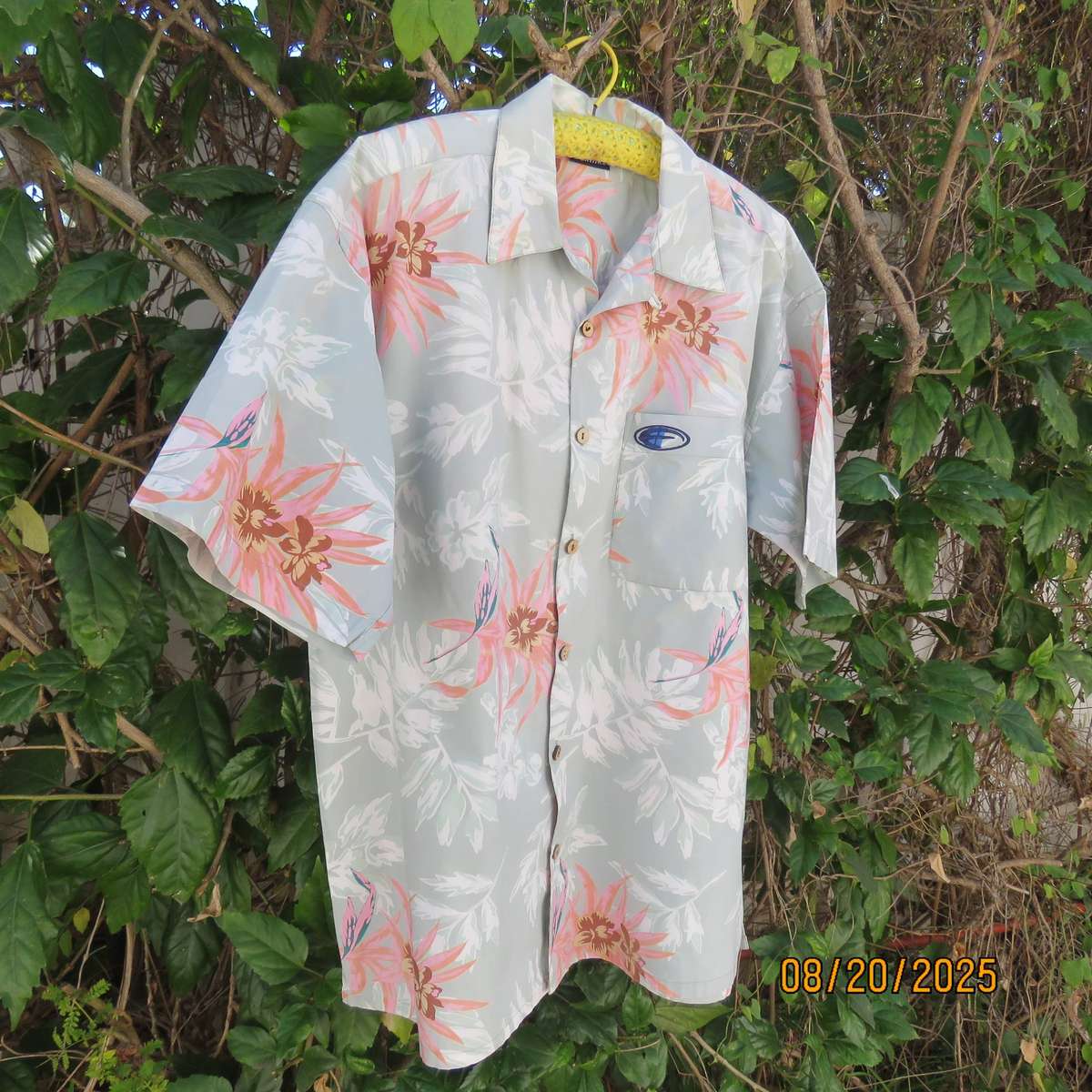 FRONTLINE short sleeve cotton shirt in mint green with peach-white print. Size M