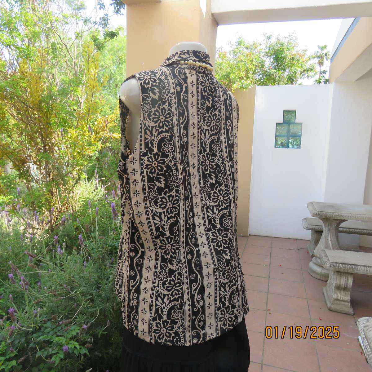 PRINCESS DI sleeveless crinkled polyester top in cream-black pattern stripes. Sizes 42. Button down.