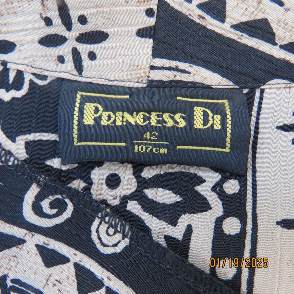 PRINCESS DI sleeveless crinkled polyester top in cream-black pattern stripes. Sizes 42. Button down.