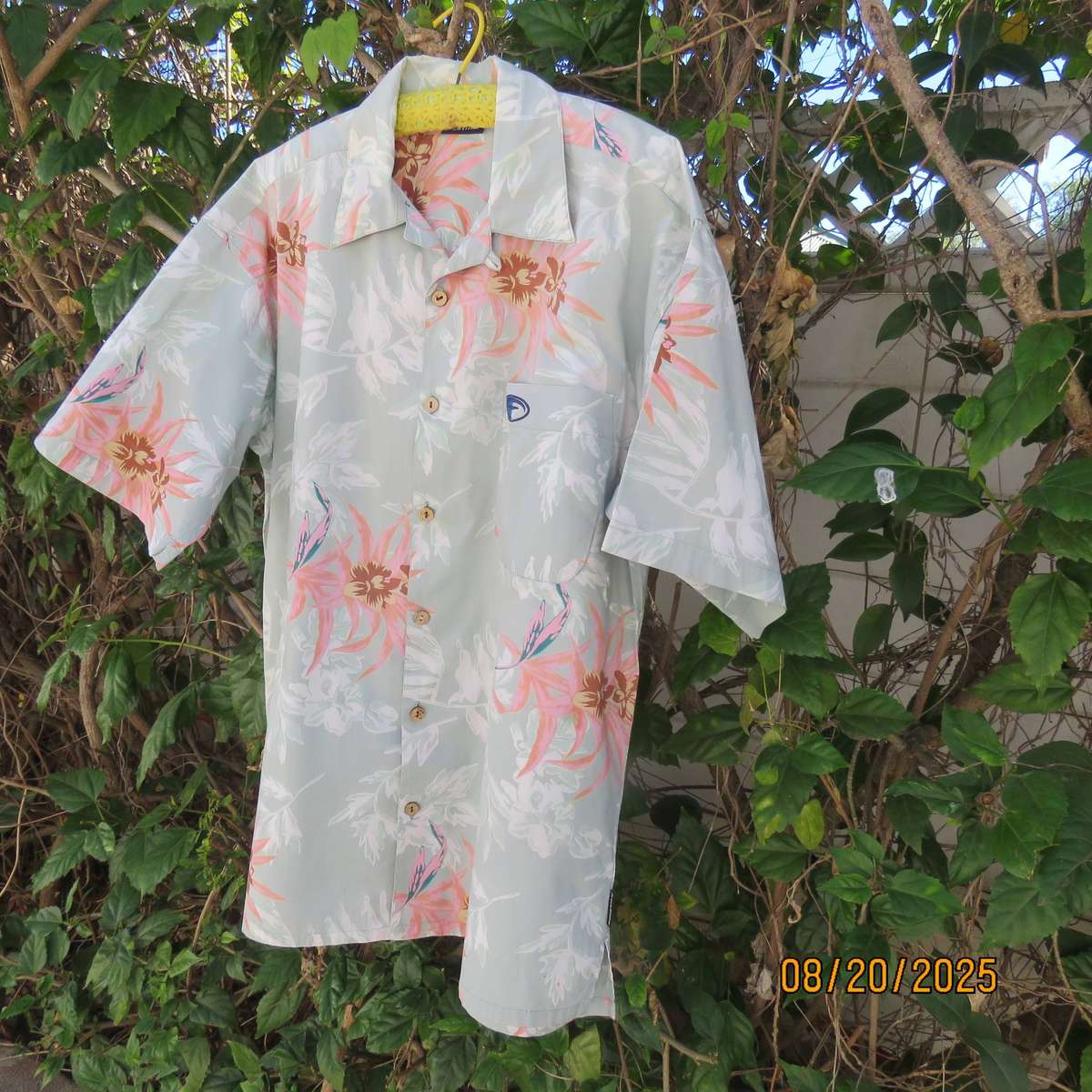 FRONTLINE short sleeve cotton shirt in mint green with peach-white print. Size M