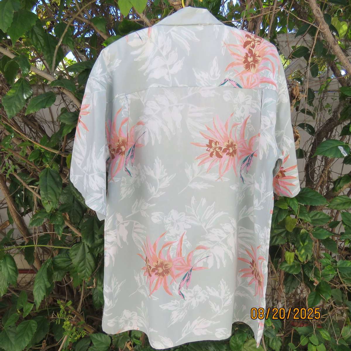 FRONTLINE short sleeve cotton shirt in mint green with peach-white print. Size M