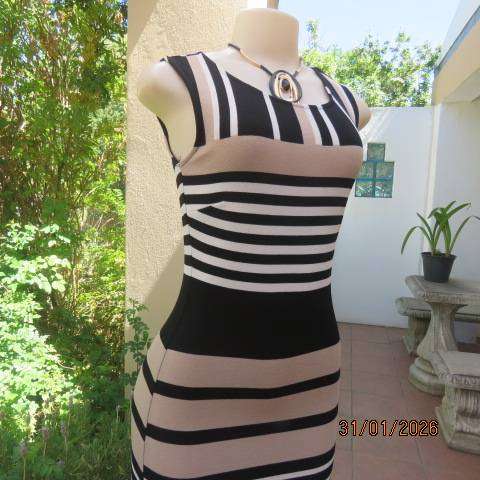 MASSUMI bodycon horizontal striped dress in black-white-beige. In stretch textured poly. Size 30