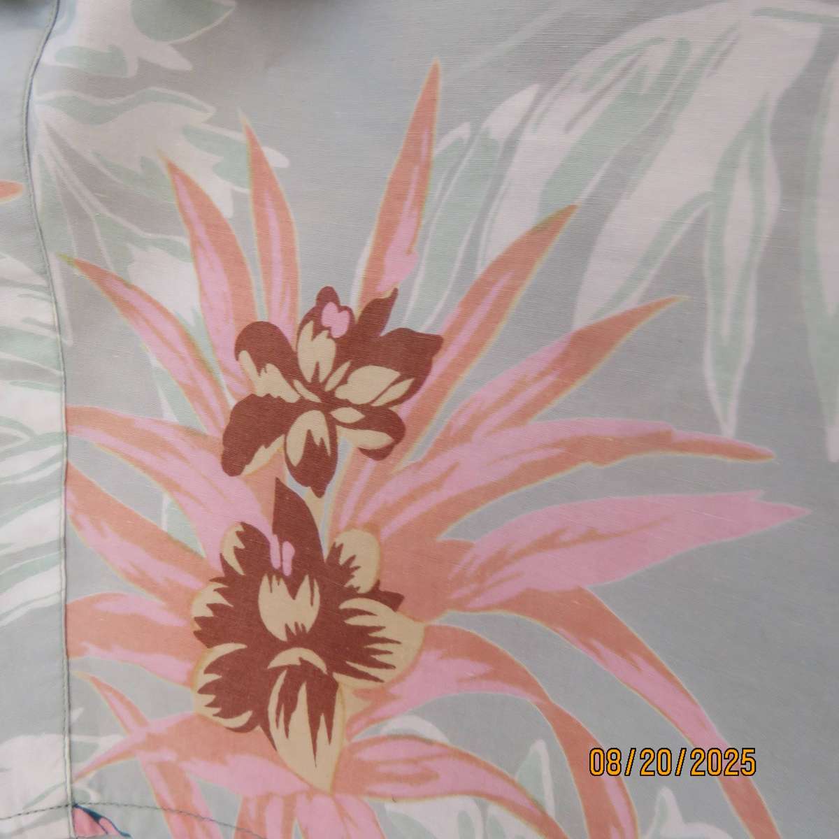 FRONTLINE short sleeve cotton shirt in mint green with peach-white print. Size M