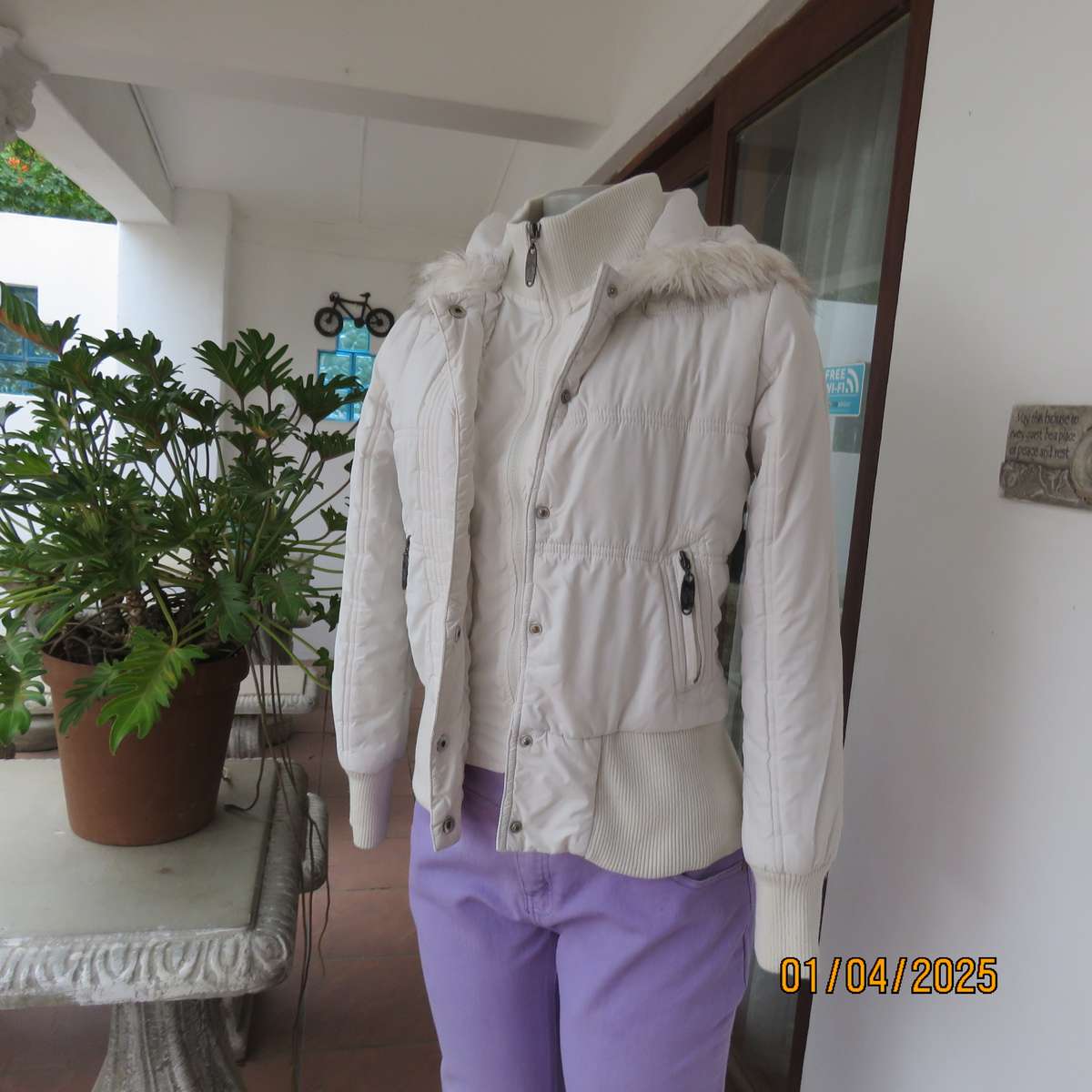 HANG TEN white padded zip up jacket with hood. Also with press buttons. Size 32. As new