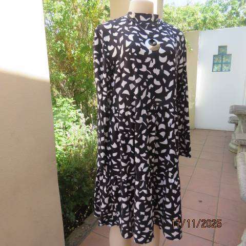 Monochrome long sleeve tiered dress with graphic print in soft stretch polyester. Size 38