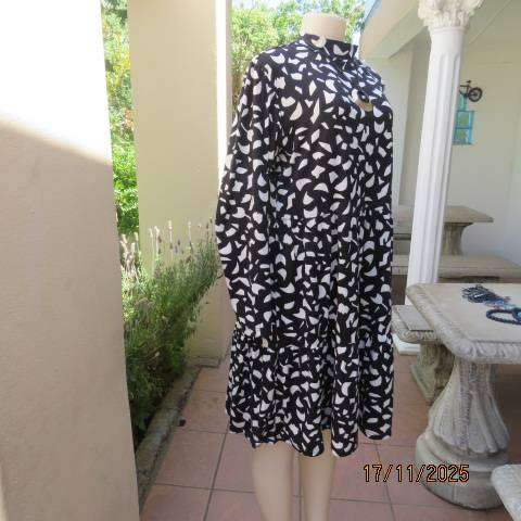 Monochrome long sleeve tiered dress with graphic print in soft stretch polyester. Size 38