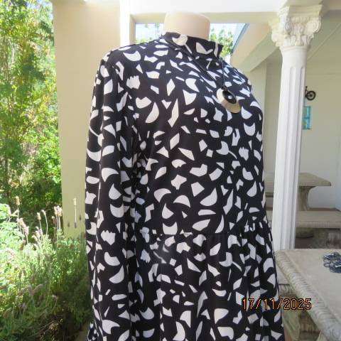 Monochrome long sleeve tiered dress with graphic print in soft stretch polyester. Size 38