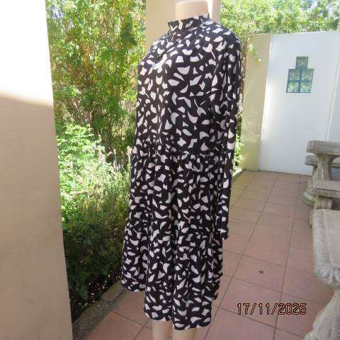 Monochrome long sleeve tiered dress with graphic print in soft stretch polyester. Size 38