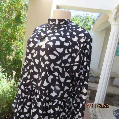Monochrome long sleeve tiered dress with graphic print in soft stretch polyester. Size 38